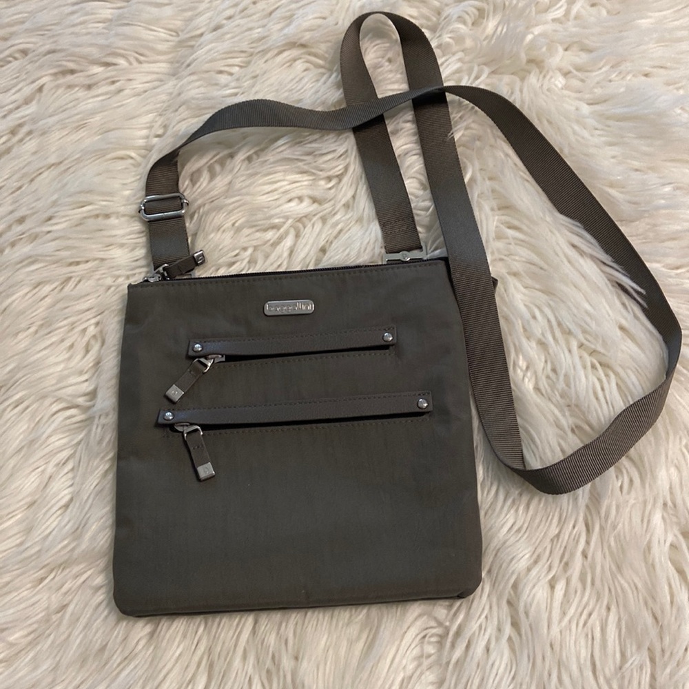 Baggalini Shoulder Bag BNWOT color gray adjustable stripe lots of zippers